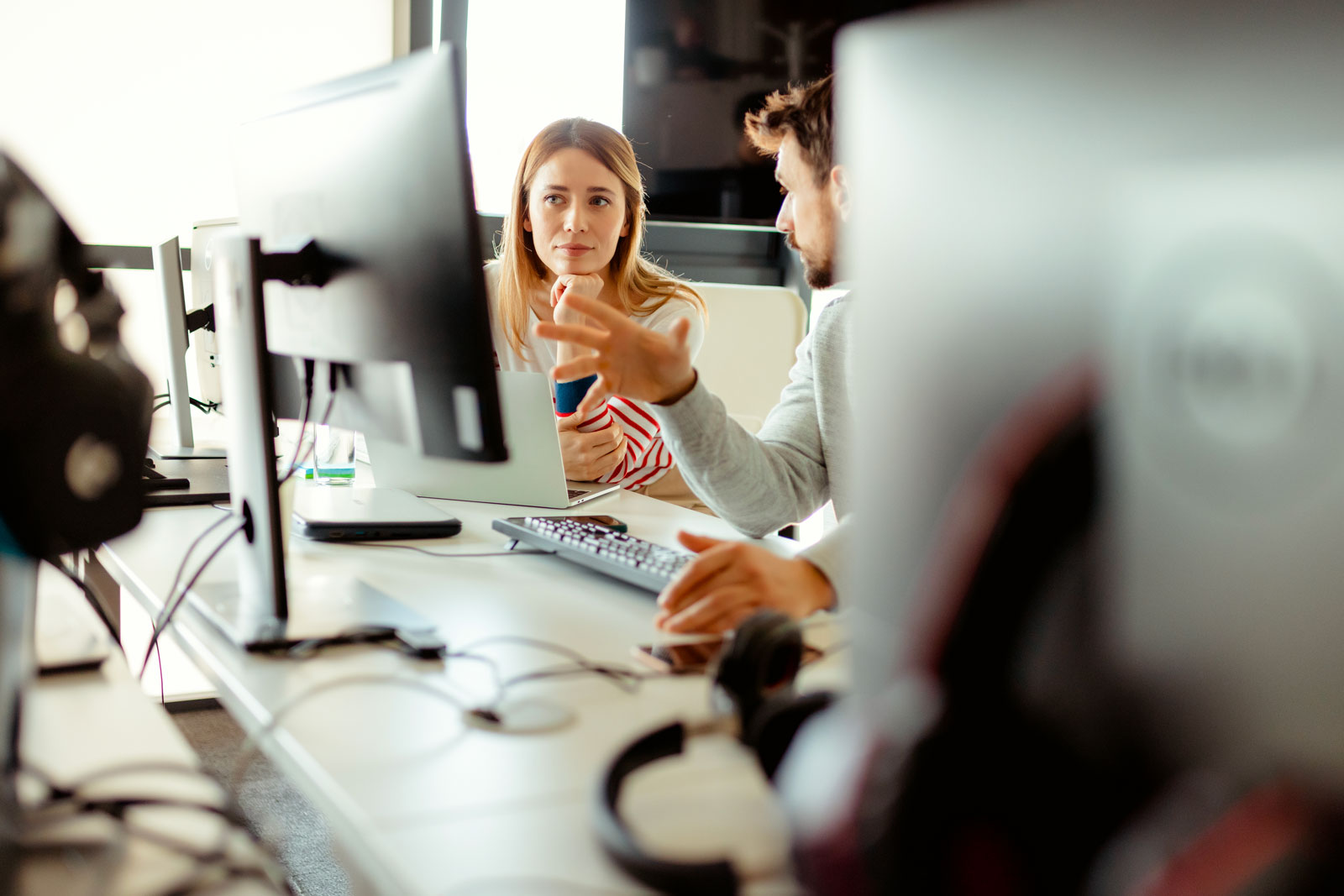 Transformation numérique, deux personnes discutent devant l'ordinateur.