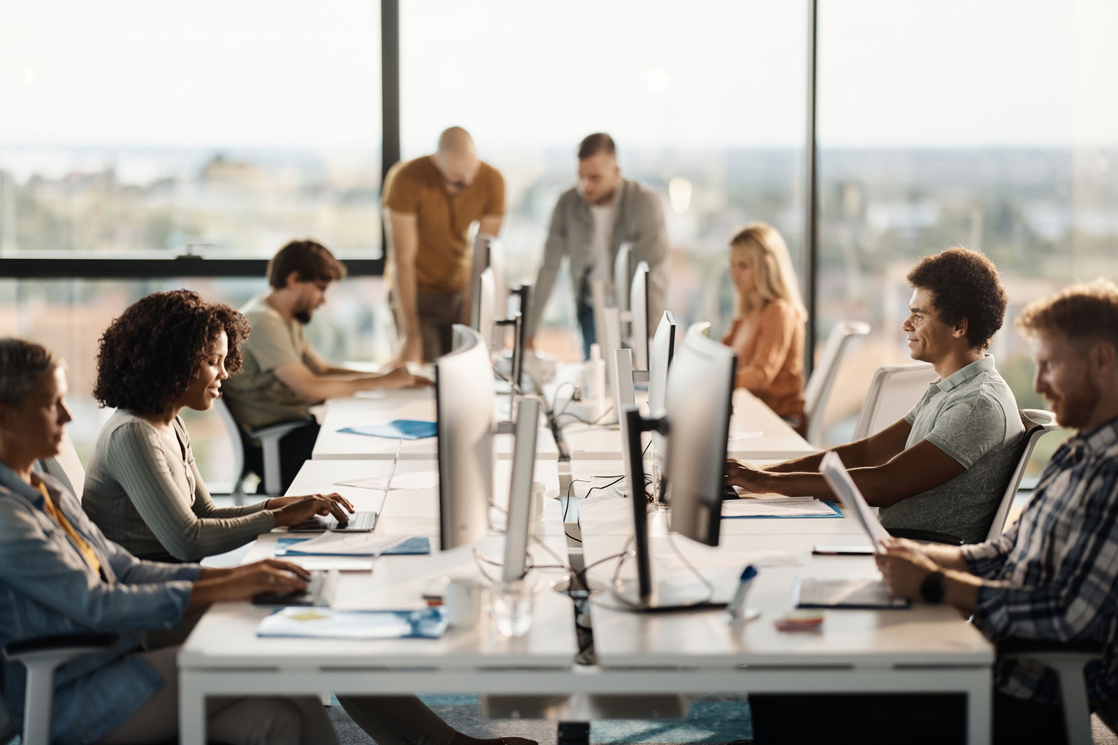 Collaboration simplifiée : La puissance de SharePoint, OneDrive et Teams, espace commun bureau de travail, travail d'équipe avec les collègues.