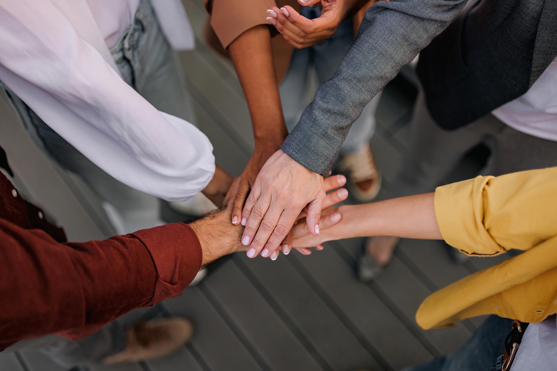 Équipe unie illustrant la collaboration et la confiance en affaires publiques Équipe unie illustrant la collaboration et la confiance en affaires publiques