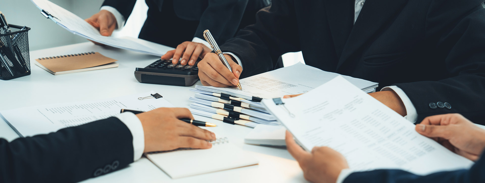 Analyse de documents financiers pour la fin d’année fiscale.