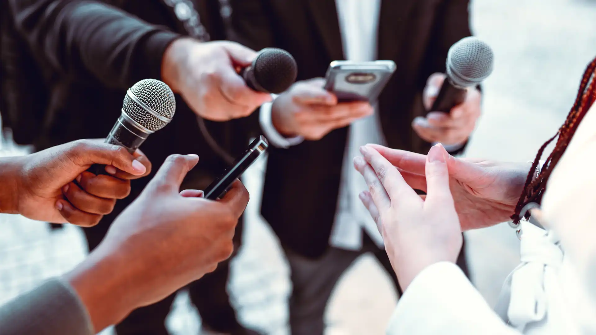 Capter-attention-medias Capter l'attention des médias, conférence de presse, personne parlant étant interviewée par 5 journaliste