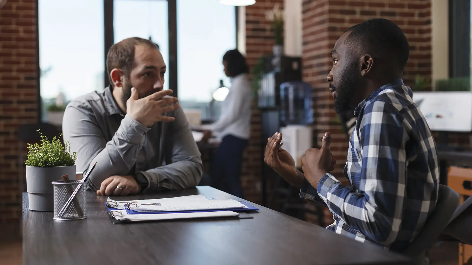 Conflits-interets-loi-obligations Discussion professionnelle entre une employée et un employeur au sujet des obligations en entreprise.